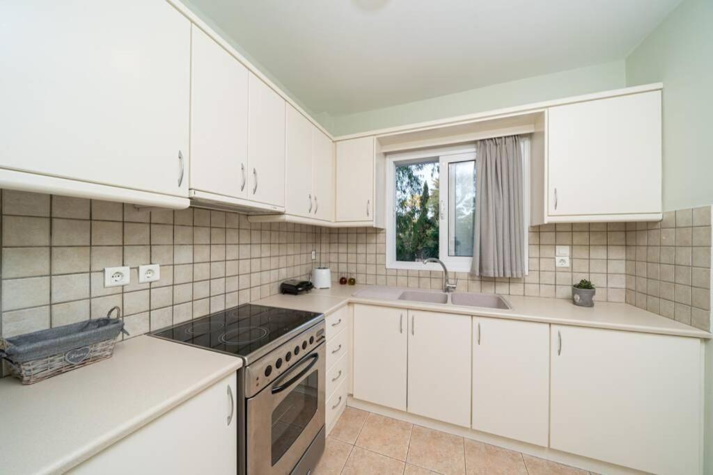Central & Elegant Suite With Private Garden Аргостолион Экстерьер фото