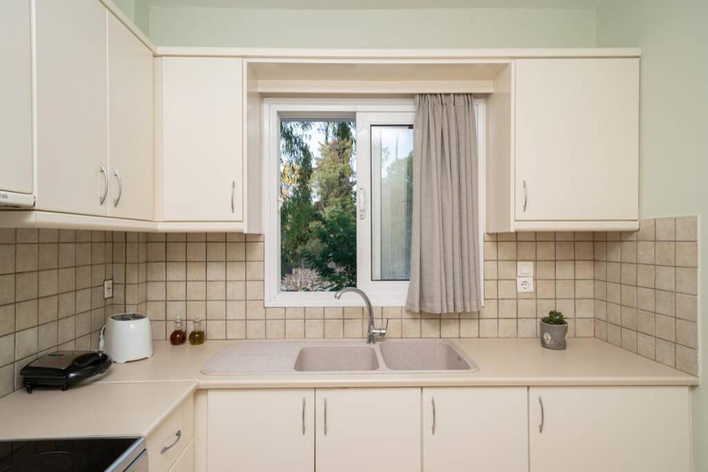 Central & Elegant Suite With Private Garden Аргостолион Экстерьер фото