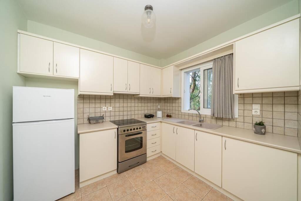Central & Elegant Suite With Private Garden Аргостолион Экстерьер фото