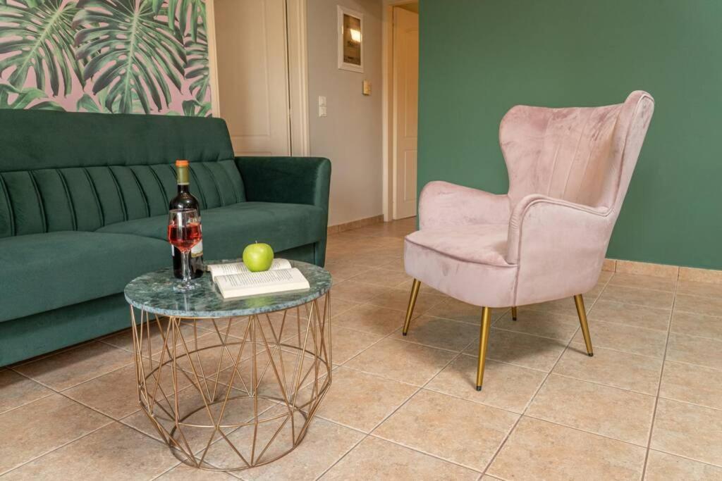 Central & Elegant Suite With Private Garden Аргостолион Экстерьер фото