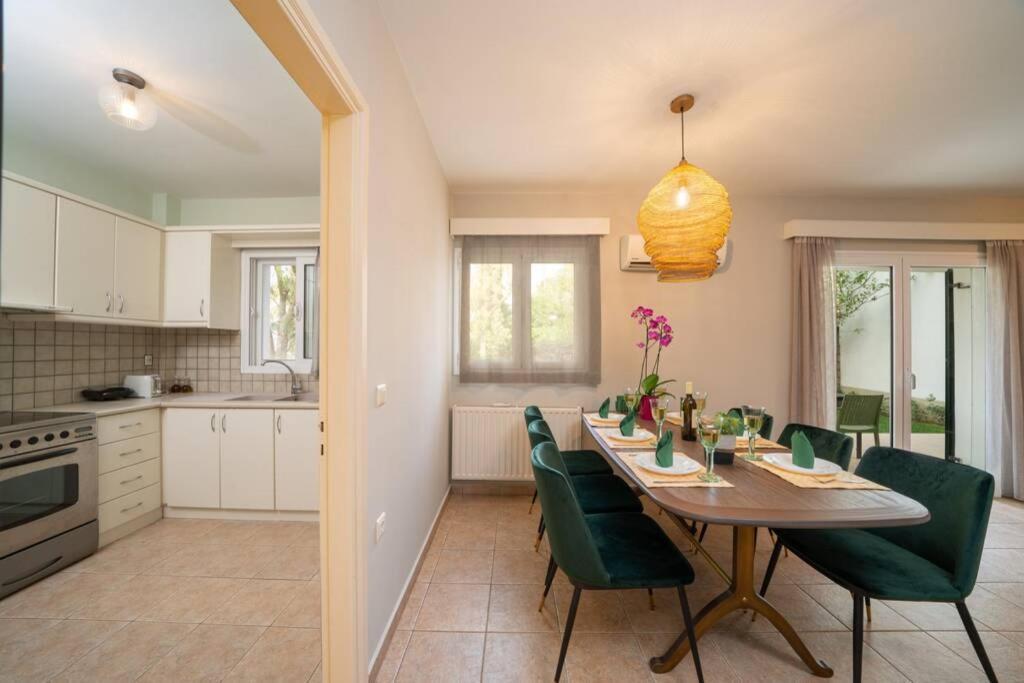 Central & Elegant Suite With Private Garden Аргостолион Экстерьер фото