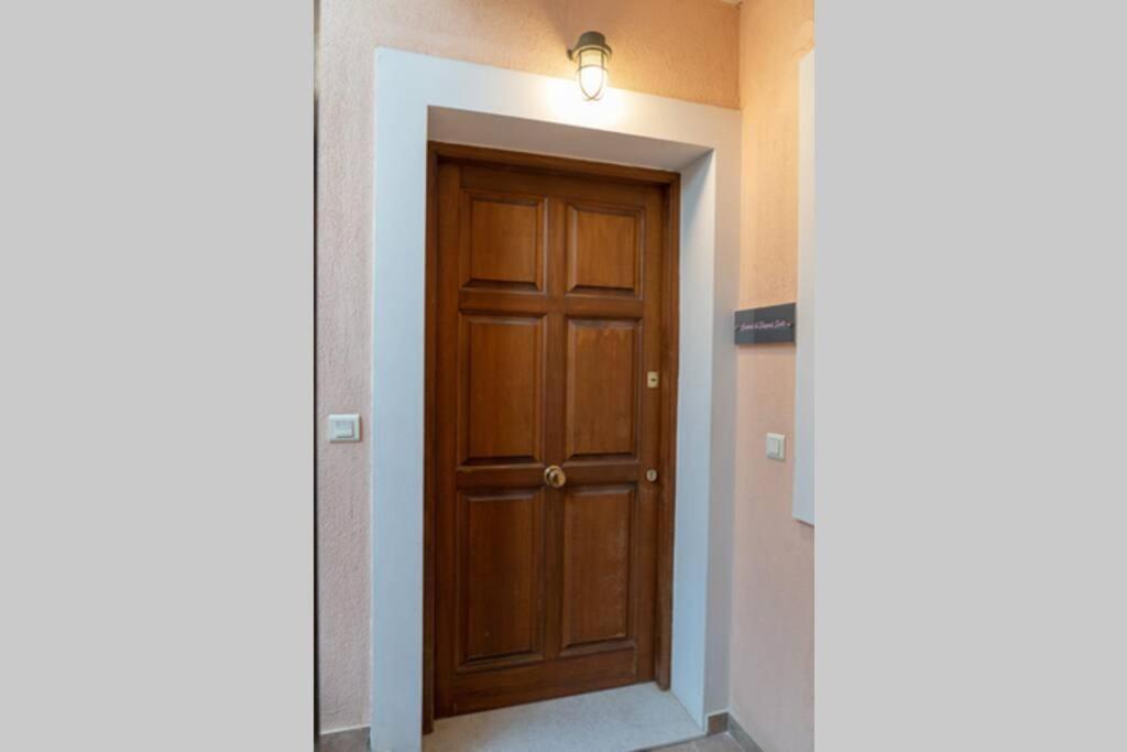 Central & Elegant Suite With Private Garden Аргостолион Экстерьер фото