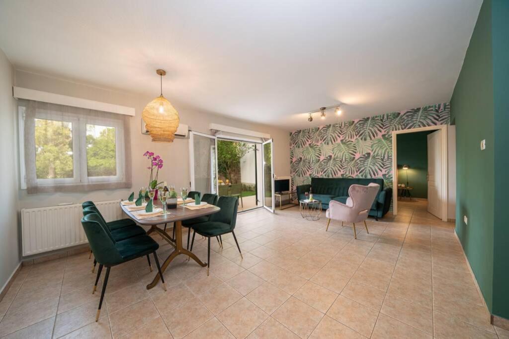 Central & Elegant Suite With Private Garden Аргостолион Экстерьер фото